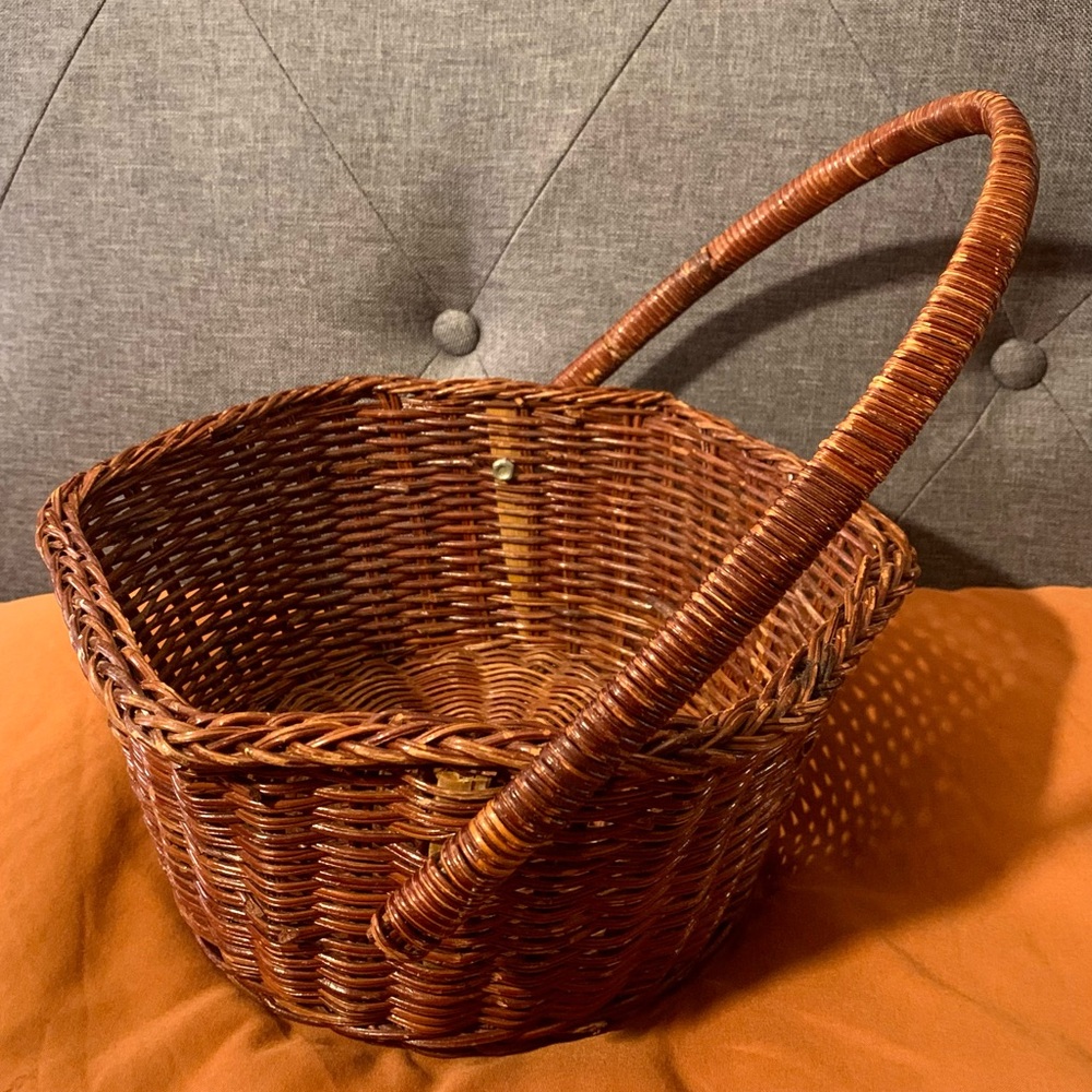 vintage wicker basket with adjustable handle